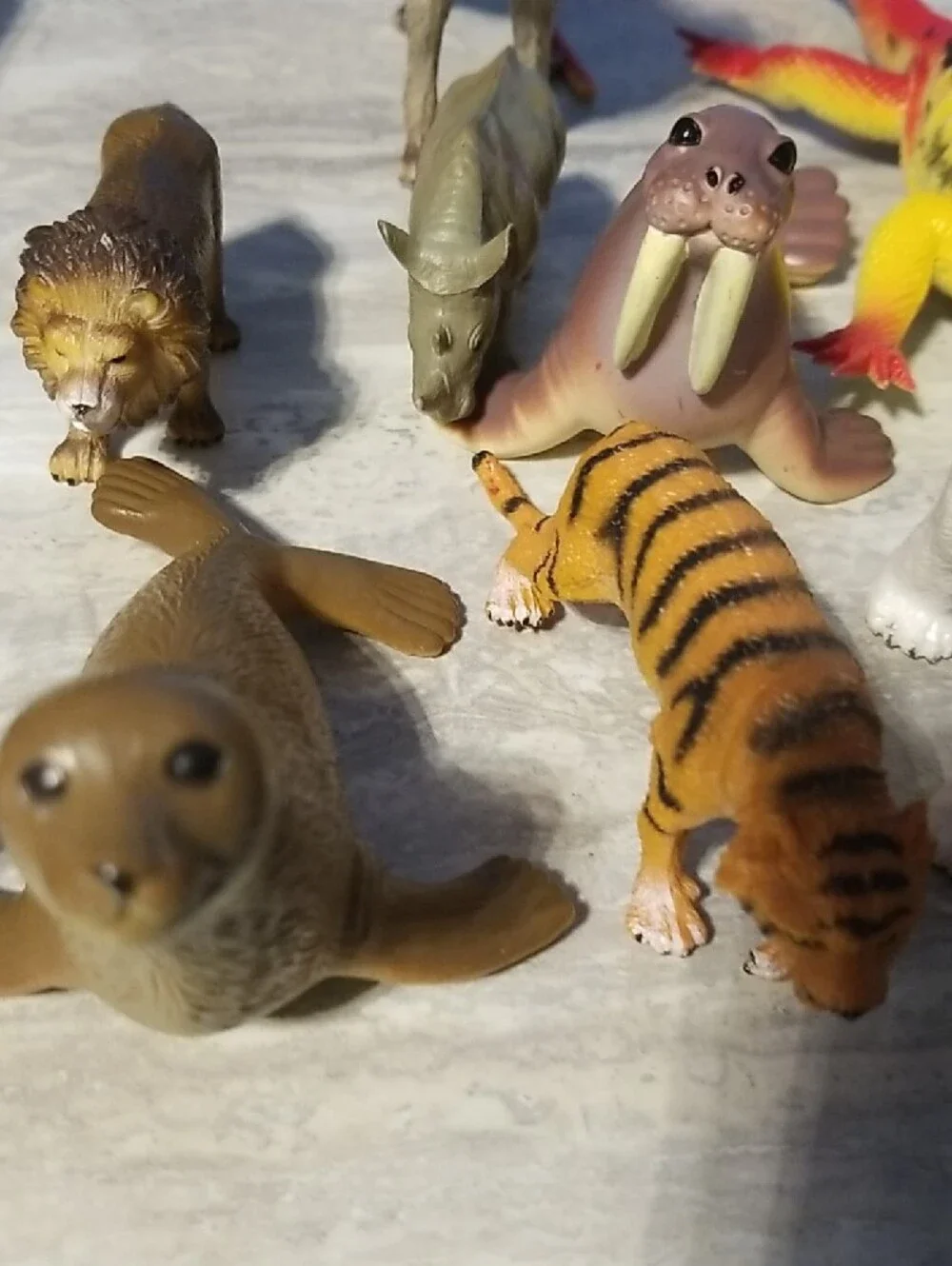 Mixed Animal Figurine Lot - Colorful Animals - Picture 4 of 7
